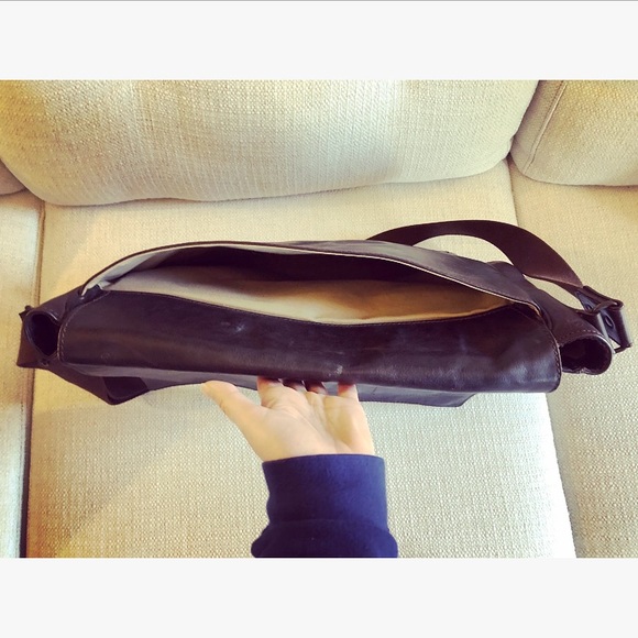 Men’s Banana Republic Leather Messenger Bag - Picture 4 of 8